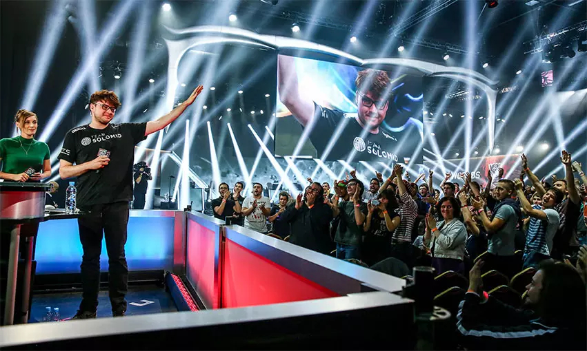 英雄联盟S15版本更新解析：强势英雄推荐与出装建议，助你轻松上分